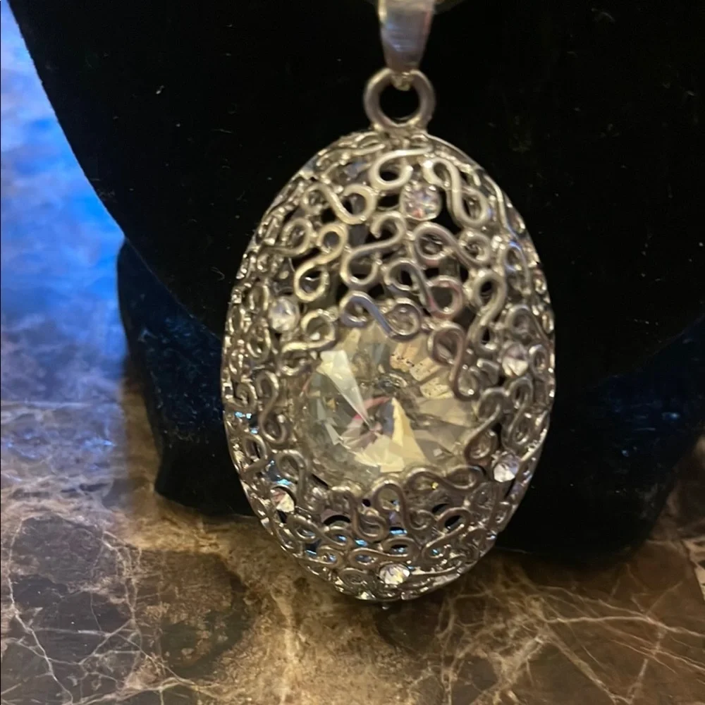 Elegant Gold Pendant Necklace